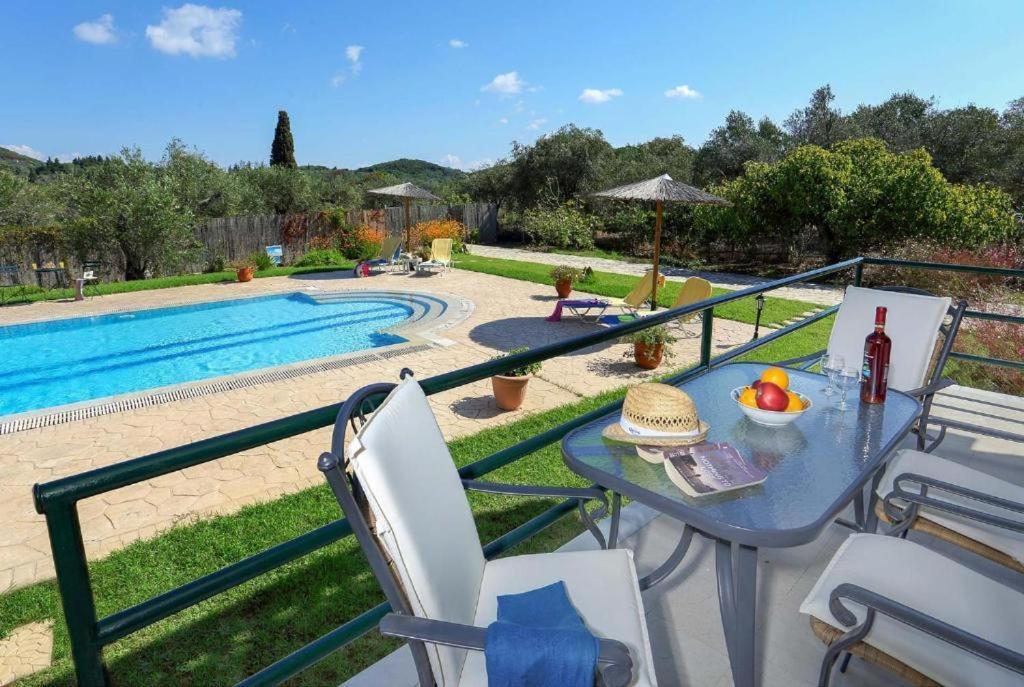 Villa Adonis Halikounas 외부 사진